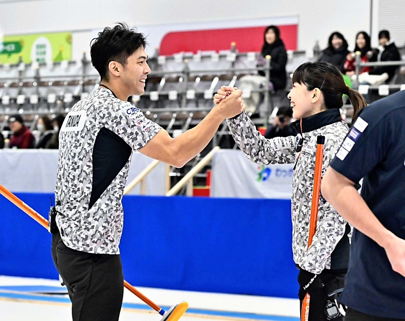 大逆転でオリンピック出場に望みつなぐ 松村・谷田組 カーリング混合