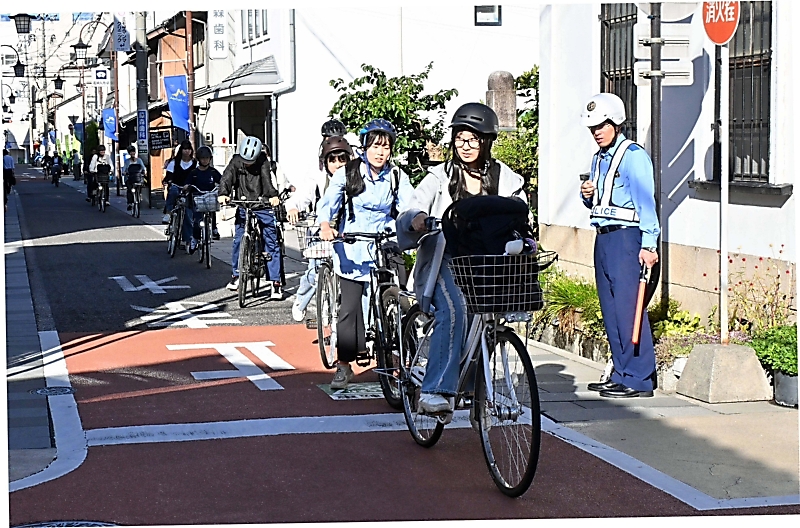 松本市の「高砂通り」で自転車の安全啓発 一時停止など指導｜信濃毎日