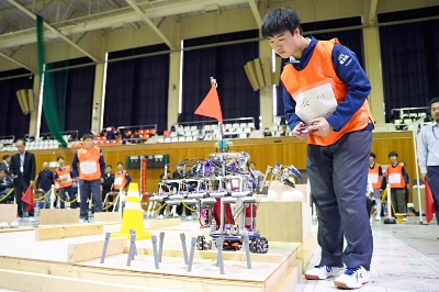 下諏訪町でロボコン、高校生88チームが熱戦 性能や操縦技術を競う