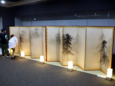 長谷川等伯作の国宝「松林図屏風」 箕輪町での高精細複製品を