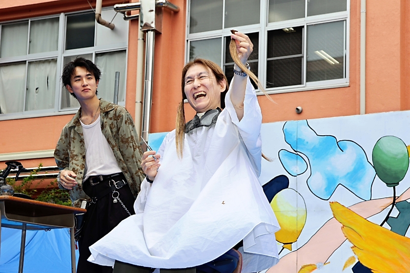 伸ばした髪を、医療用のウィッグに 長野工業高の教諭、文化祭で「公開