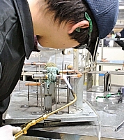 水素ガスを使ったろう付け作業