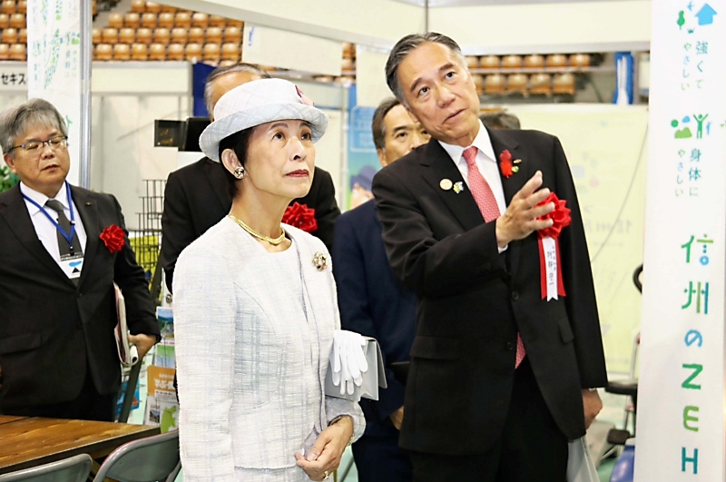 高円宮妃久子さまが長野市の住宅フェアを視察 県立美術館の記念展も