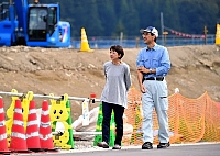 工事が進む堤防のそばを歩く久佳さん（右）と幸枝さん＝３日、栄村堺