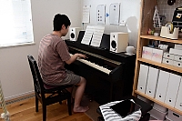 自宅にある電子ピアノでお気に入りの曲を弾く健太さん