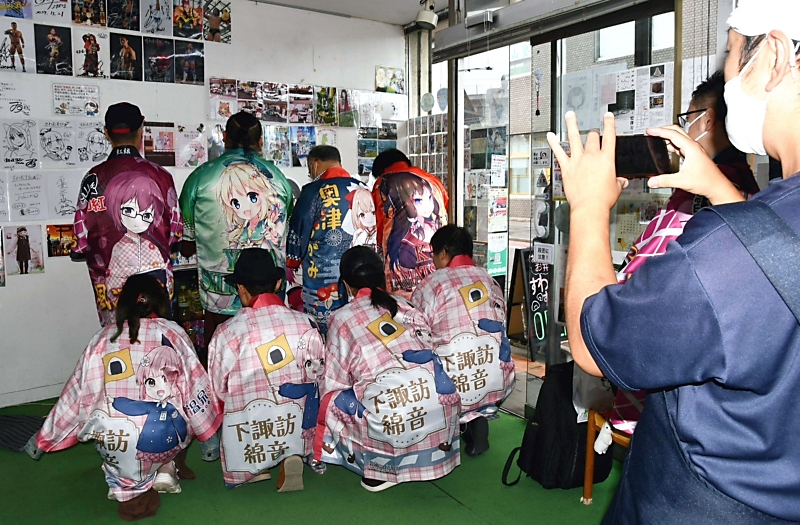 温泉むすめ　法被　下諏訪綿音 下諏訪町に午前4時半から並ぶ人も…温泉むすめの“限定法被”求め大勢の