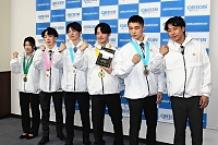 金賞を受けた荒木さん（右から３番目）ら出場者の６人