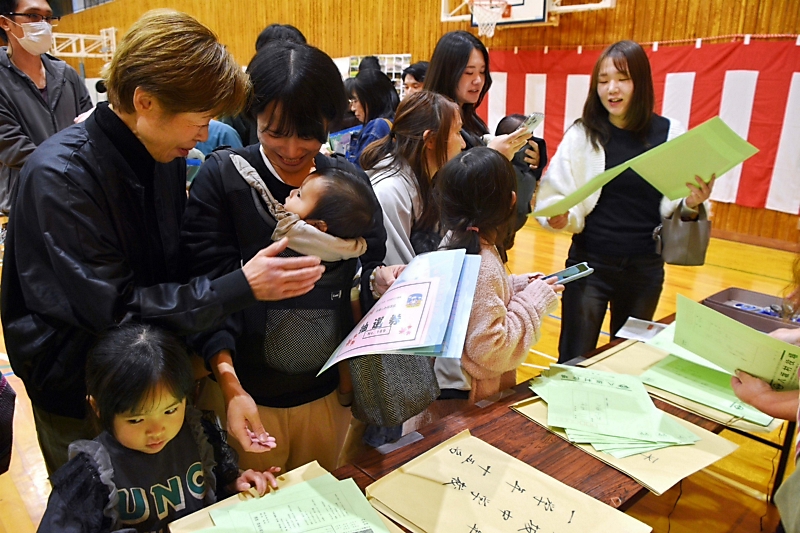 小学館◉タイムセール 想像もしなかった」 大町市で20年前の閉村時のタイムカプセルを開封
