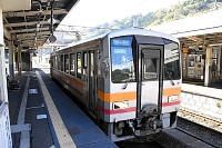 ＪＲ南小谷駅に停車する大糸線の列車＝１０月下旬、小谷村
