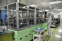 長野計器の工場の生産ライン。コスト低減のため自動化に力を入れている＝１０月３０日、上田市