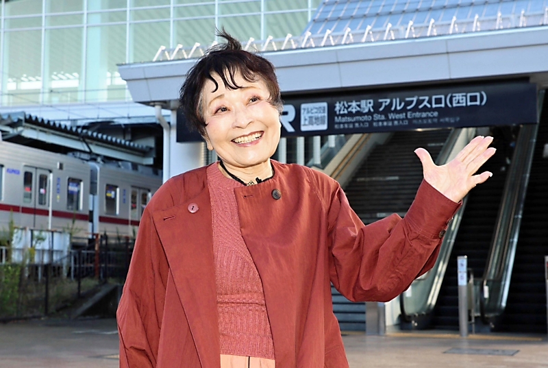 まつもとぉ～」の声の主がJR松本駅に 40年続いた放送終了を前に別れ