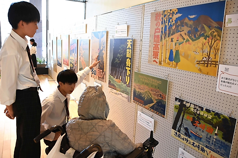 長野日大高の生徒、長野駅ビル「MIDORI」で70年前のポスターを案内