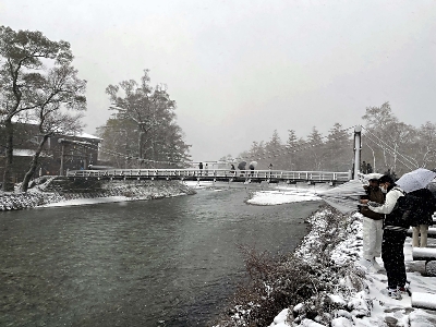 北アルプス上高地は吹雪 黄葉から一気に冬山の景色に【動画付き