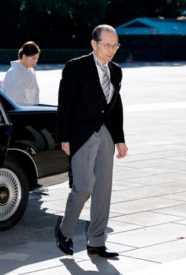 皇居「松の間」で文化勲章親授式 王貞治さん、北川進さんら8人｜信濃