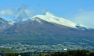 佐久市から見える浅間山､うっすら雪化粧 観光客「いよいよ冬の訪れ