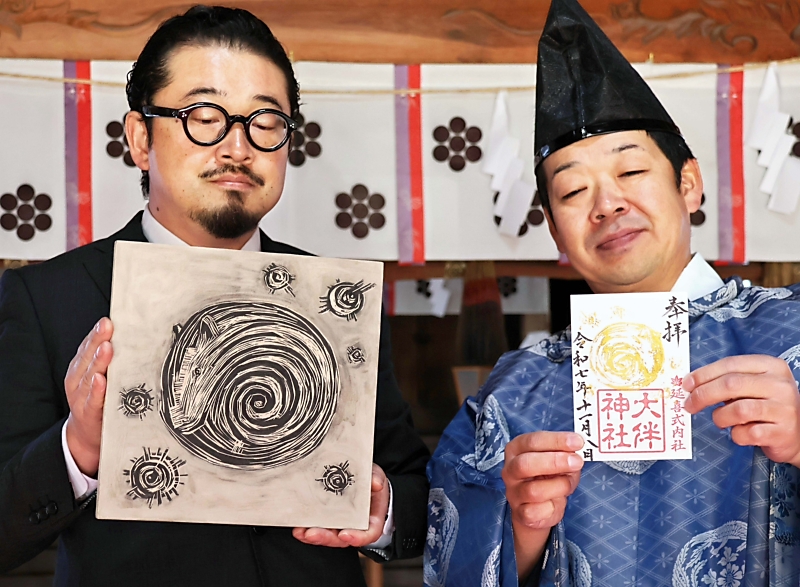 佐久市の彫刻作家が民話を元にデザイン発案 満月をイメージ、大伴神社