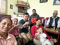 「家族」と記念写真。左から２番目がアマ、右隣が筆者、真ん中奥が今回の旅にずっと付き合ってくれたクリシュナ＝ネパール・ポカラ