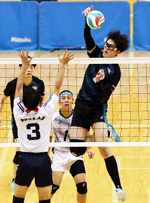 男子の松本国際 速さと意外性ある攻撃で長野日大を圧倒 春高バレー長野