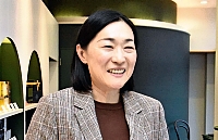 井上の小規模店の一角に設けたカフェで目標を語る武田さん