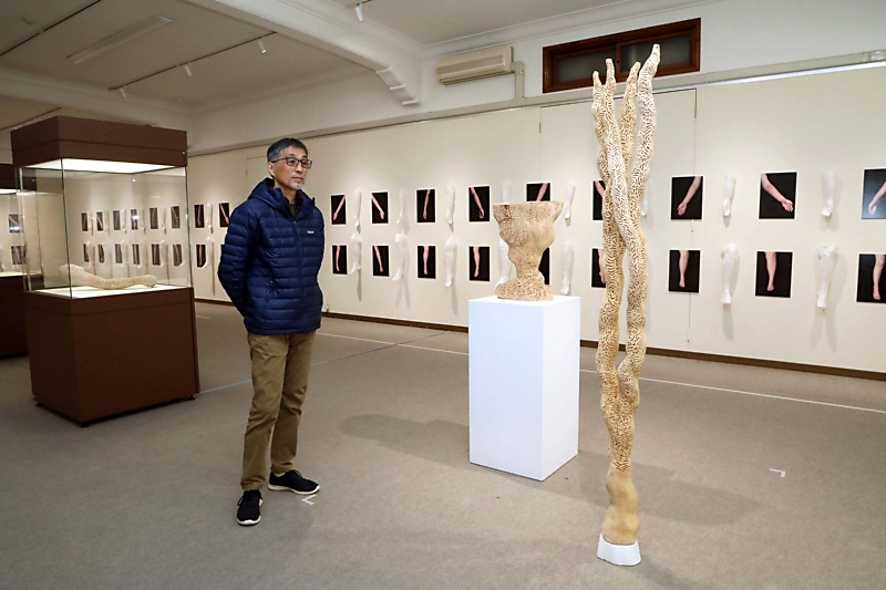 諏訪市で新たな知覚体験を 15日から上諏訪中の美術部員と彫刻家の作品