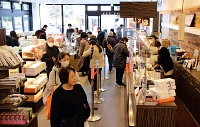 タカチホが長野市の善光寺仲見世通りで運営する土産品店「九九や旬粋」＝１４日