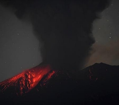 桜島で噴火、噴煙4400mに 熊本、宮崎にも降灰予報｜信濃毎日新聞