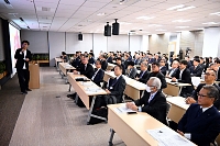 １１０人余が集まり、発足した「東京信州経済人の会」の初会合＝１８日、東京都中央区