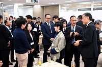 懇談する「東京信州経済人の会」の参加者＝１８日、東京都中央区