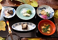 納豆汁（手前右）、ゴボウのクルミだれがけ（同左）、短冊切りの生栗、ナスのかす漬けなど。田中本家博物館の古文書に記されていた法事料理を私なりに再現してみました