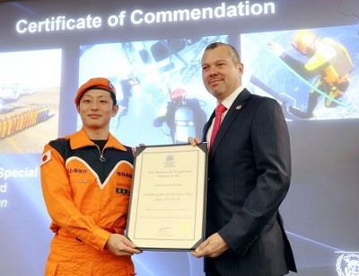 日本の海保特殊救難隊を表彰 IMO、神戸の転覆船救出｜信濃毎日新聞