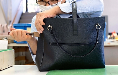 高市首相の愛用バッグに注文殺到 御代田町の工場で職人が製造｜信濃