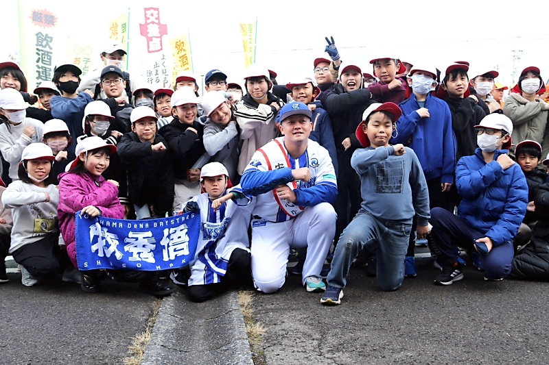 母校で「デスターシャ！」 DeNA牧秀悟選手、中野市の後輩たちにエール