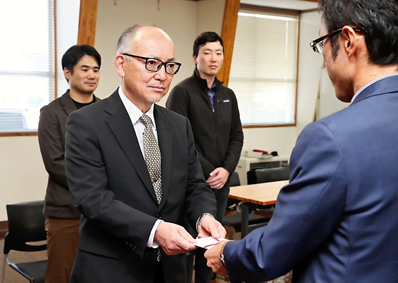 廣重名作選 信濃毎日新聞社 信濃毎日新聞社、北アルプス登山道維持へ寄付金 ミライチョウ