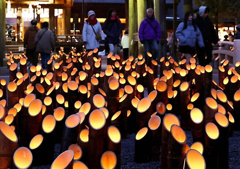 1万本の竹筒に“ろうそく”の明かり 安曇野市の穂高神社で「神竹灯