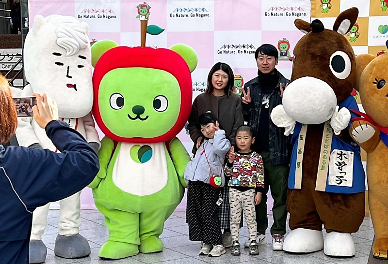 JR長野駅でアルクマ撮影会 日頃の応援に感謝込め、愛嬌振りまく｜信濃