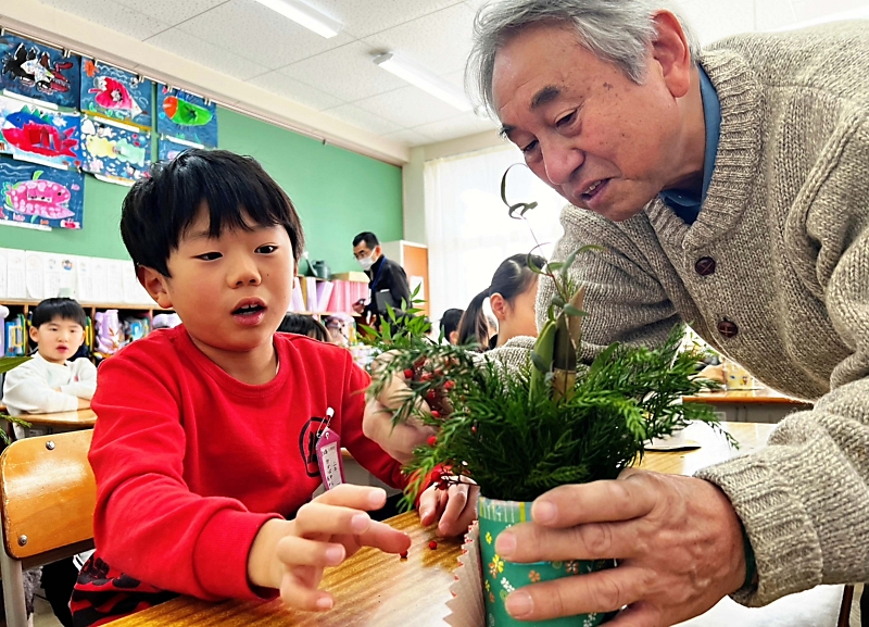 長野市の小学生がミニ門松作り どんど焼きで燃やすの「もったいない