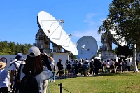 映画のクライマックスの場所として登場し、特別公開でもにぎわった「野辺山宇宙電波観測所」＝８月