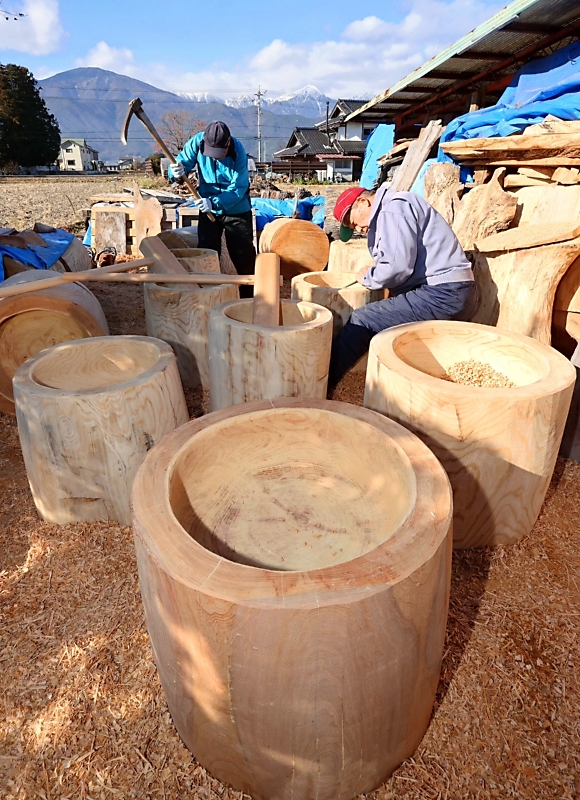 安曇野市で臼作り最盛期 正月の餅つき用｜信濃毎日新聞デジタル 信州