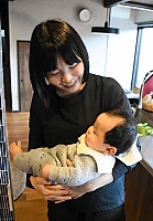 長野市の篠ノ井総合病院で出産した４カ月の長男を抱える小林さん