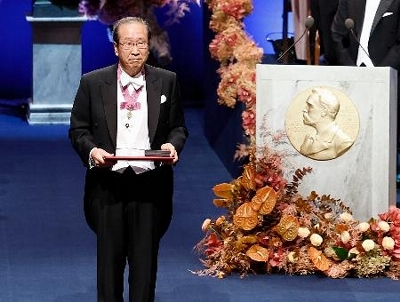 坂口、北川氏にメダル授与 ノーベル医学、化学賞｜信濃毎日新聞