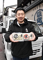 移動販売車で手売りしている豆腐