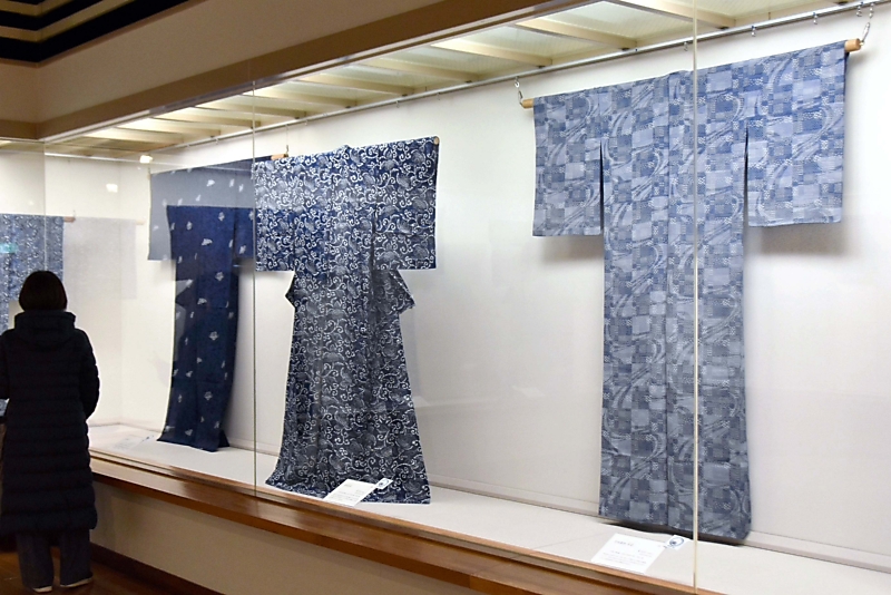 高崎市の植物園で松本市の紺屋「藍染 浜染工房」の作品飾る企画展