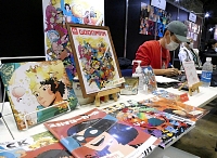 「東京コミコン」の出展ブースには自作のイラストやビジュアルブックを並べた＝５日、千葉市