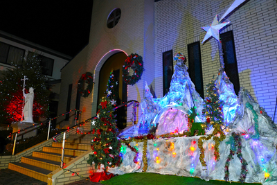 電飾で輝く教会に司祭「びっくり」 外国人信徒が装飾、園児喜び