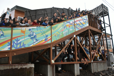 小学生が886万円集め「伝統のジャンプ台」復活 白馬村の小学校｜信濃