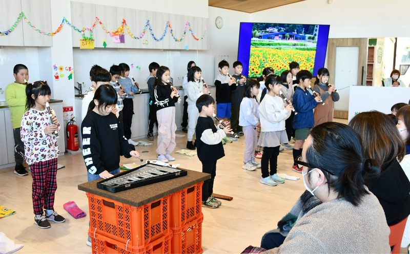 富士見町の小3、感謝を伝えるコンサート ヒマワリ畑の迷路作り支えた人