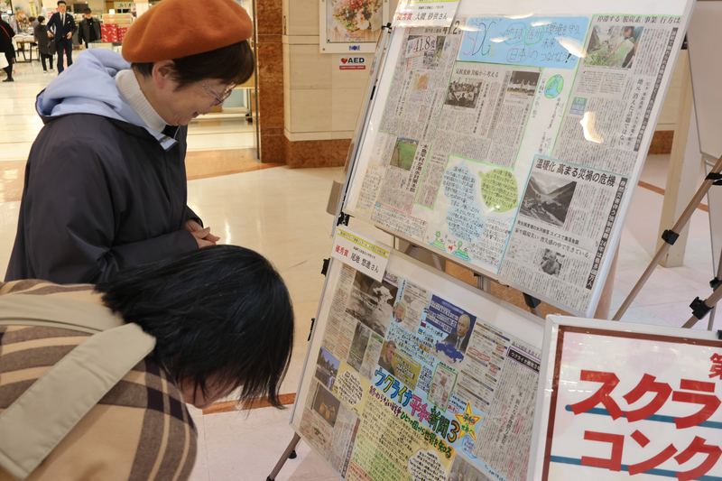 スクラップ新聞、力作ずらり 小中学生の入賞作、山形村で展示｜信濃