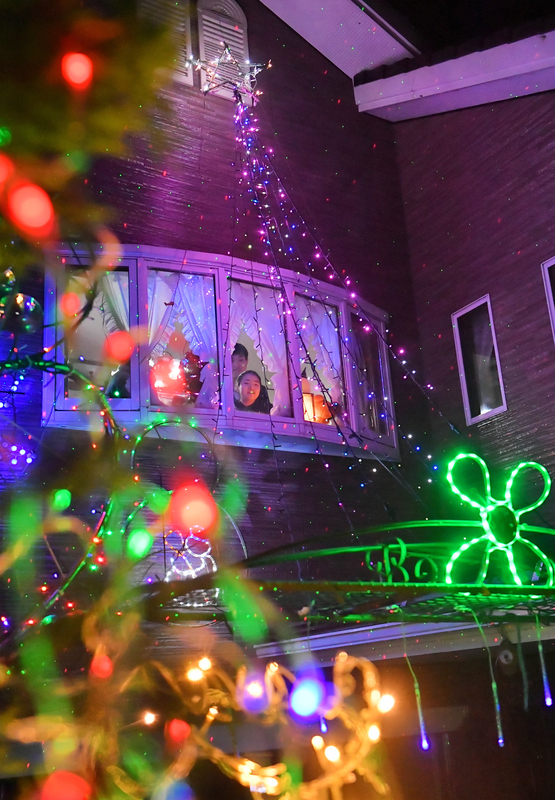 孫の喜ぶ顔見るとやめられない」 国道沿い民家のイルミネーション 長野