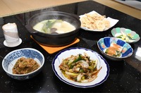 ネギづくしの食卓。根っこの天ぷら、鉄火みそなど隅々までおいしくいただきました
