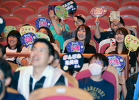 油井亀美也さんを乗せた宇宙船が打ち上がり、歓声を上げる川上村民ら＝8月、同村文化センター